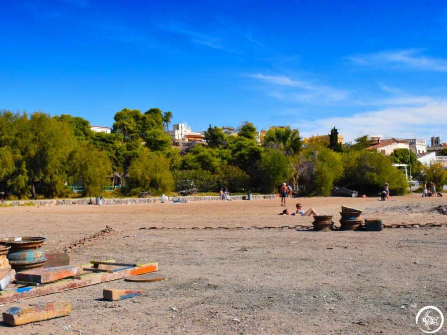 Δίνεις 16 ευρώ να πας και να έρθεις, φτάνεις σε μια ώρα και απολαμβάνεις φθηνό φαγητό και κυρίως ασφάλεια