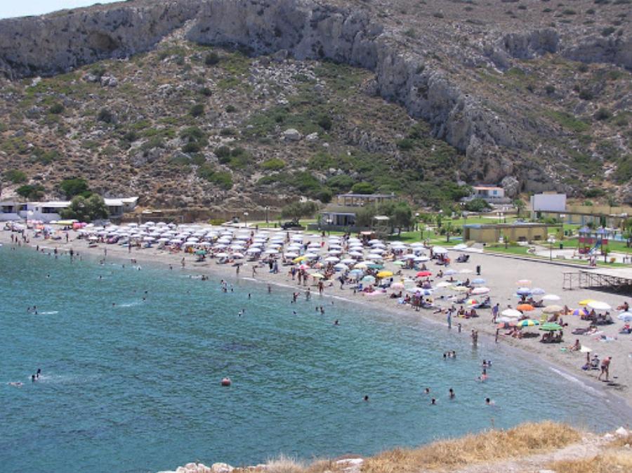 Βάζεις 15€ βενζίνη και σε 40 λεπτά από το κέντρο της Αθήνας, βρίσκεσαι σε μια ασφαλή παραλία που θυμίζει πισίνα