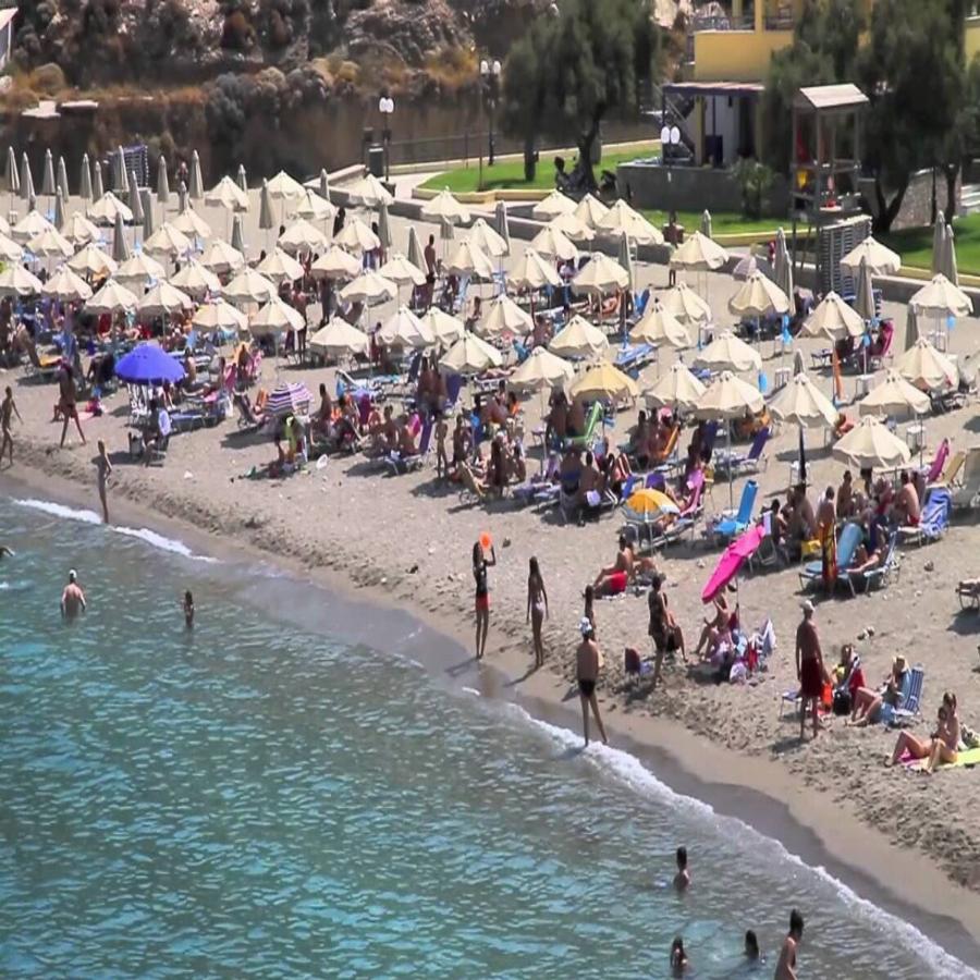 Βάζεις 15€ βενζίνη και σε 40 λεπτά από το κέντρο της Αθήνας, βρίσκεσαι σε μια ασφαλή παραλία που θυμίζει πισίνα