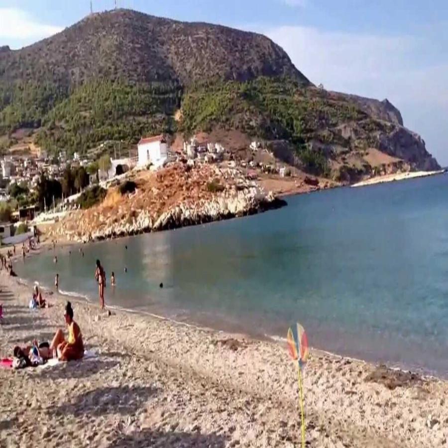 Βάζεις 15€ βενζίνη και σε 40 λεπτά από το κέντρο της Αθήνας, βρίσκεσαι σε μια ασφαλή παραλία που θυμίζει πισίνα