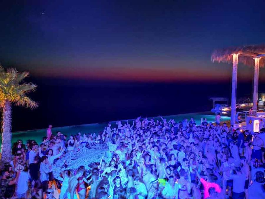 Το Σάο Παόλο της Ελλάδας: Το νησί που πας για ξέφρενα πάρτι και βάζει κάτω την Μύκονο