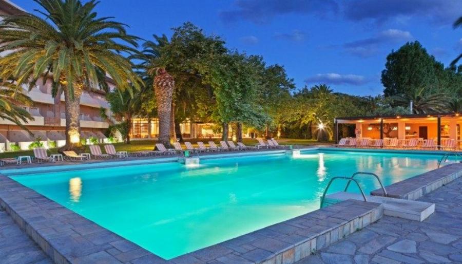 Βρήκαμε 4* ξενοδοχείο στο Αίγιο με φαγήτο και ποτό τζάμπα και το παιδί σας δωρεάν με τιμή ένα 50ευρω τη μέρα