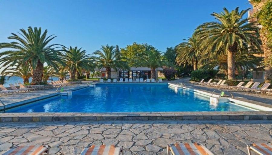 Βρήκαμε 4* ξενοδοχείο στο Αίγιο με φαγήτο και ποτό τζάμπα και το παιδί σας δωρεάν με τιμή ένα 50ευρω τη μέρα