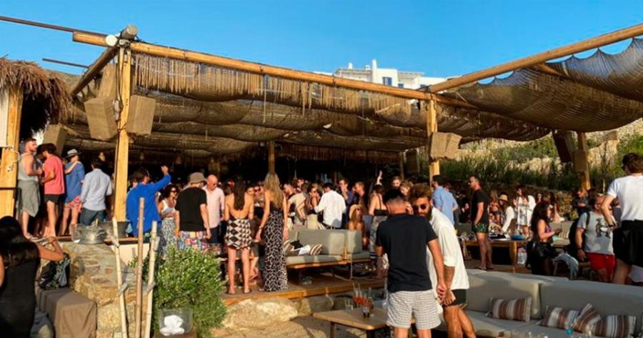 Οι λοιμωξιολόγοι θέλουν να κλείσουν τα beach bar και να επιβάλλουν παντού τη μάσκα λόγω κορονοϊού