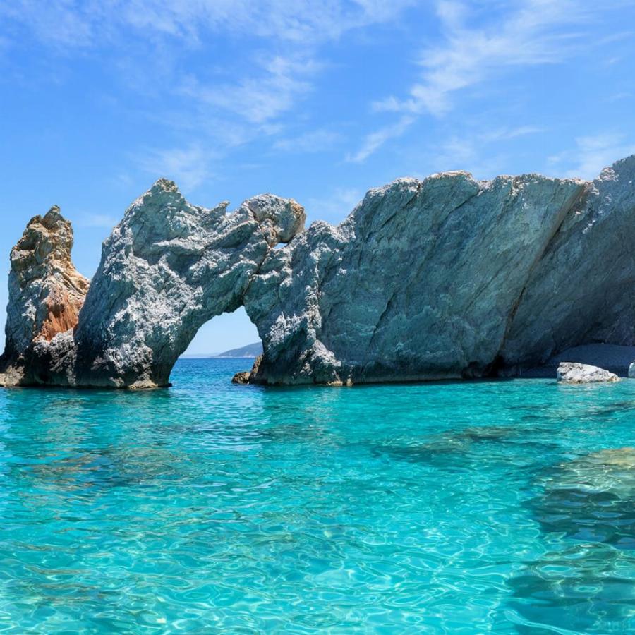 Νέα Σαντορίνη: Το πιο πράσινο νησί της Ελλάδας που έριξε τις τιμές και θα μείνεις τον Αύγουστο με 37 ευρώ τη μέρα