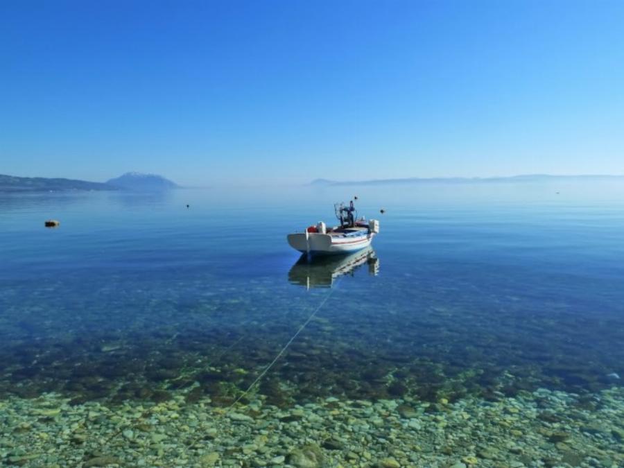 Ήλια: Γνωρίστε την παραλία της Εύβοιας  που μπορείς να κάνεις μπάνιο μέχρι τον Νοέμβρη