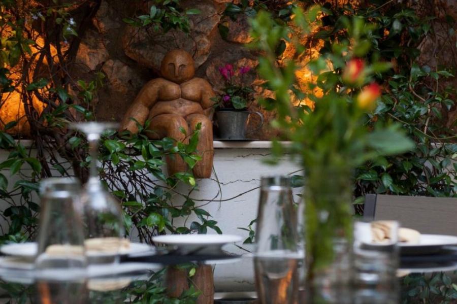 Έξι καλοκαιρινά μαγαζιά για να απολαύσεις οικονομικά κοκτέιλ και γευστικό φαγητό με κάτω από 20 ευρώ