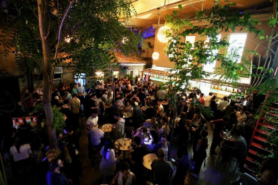 Έξι καλοκαιρινά μαγαζιά για να απολαύσεις οικονομικά κοκτέιλ και γευστικό φαγητό με κάτω από 20 ευρώ