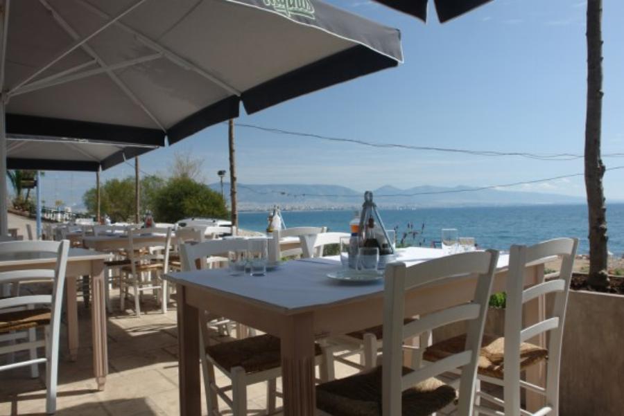 3 ταβέρνες δίπλα στη θάλασσα για να τις απολαύσεις με λιγότερα από 15 €