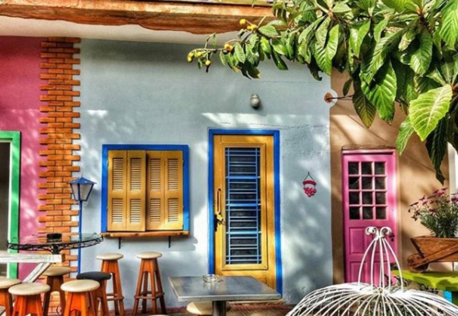 Έξι καλοκαιρινά μαγαζιά για να απολαύσεις οικονομικά κοκτέιλ και γευστικό φαγητό με κάτω από 20 ευρώ