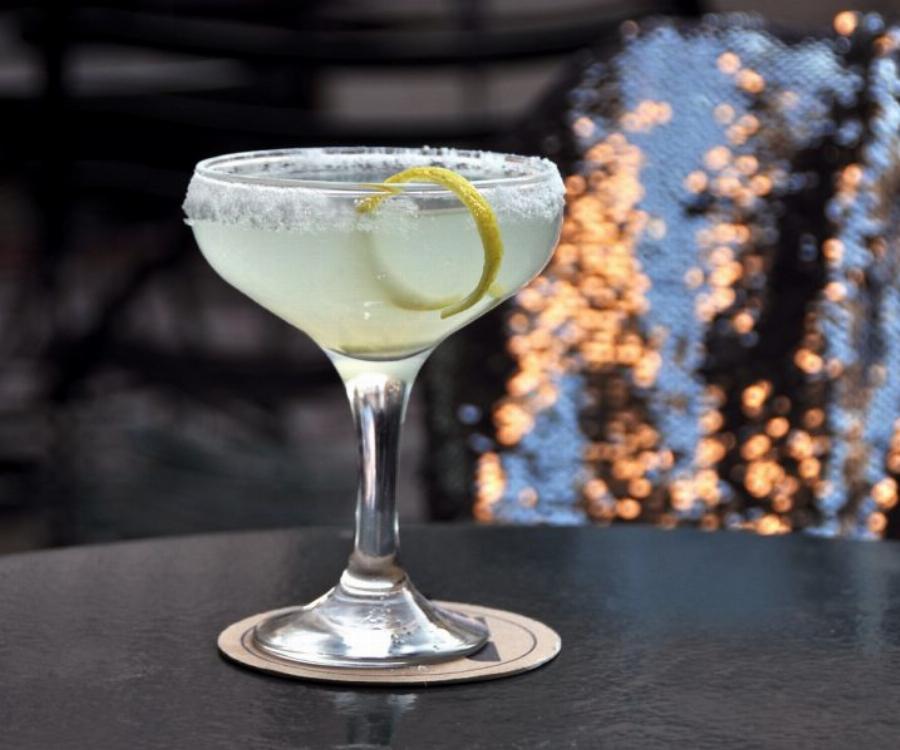 Έξι καλοκαιρινά μαγαζιά για να απολαύσεις οικονομικά κοκτέιλ και γευστικό φαγητό με κάτω από 20 ευρώ