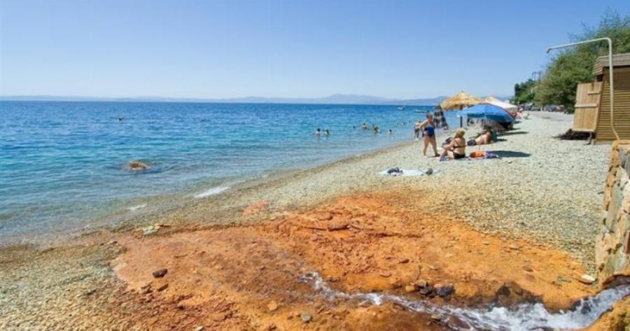 Ήλια: Γνωρίστε την παραλία της Εύβοιας  που μπορείς να κάνεις μπάνιο μέχρι τον Νοέμβρη