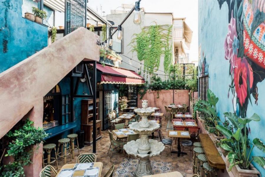 Έξι καλοκαιρινά μαγαζιά για να απολαύσεις οικονομικά κοκτέιλ και γευστικό φαγητό με κάτω από 20 ευρώ