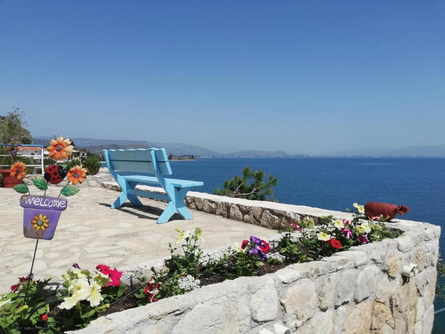 Είναι 100 λεπτά από την Αθήνα, έχει θέα όλο το Ναύπλιο, υπέροχο φτηνό φαγητό και μένεις Σαββατοκύριακο με 50€