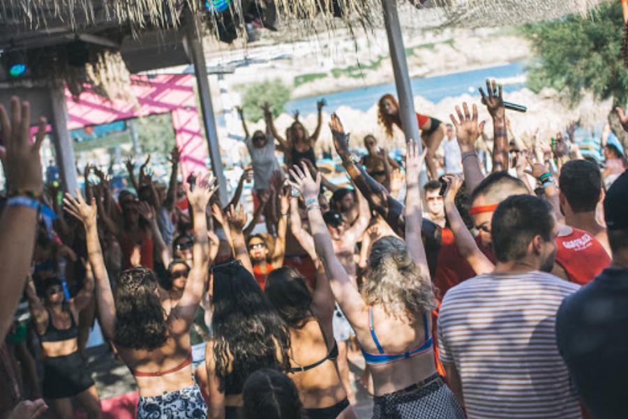 Οι λοιμωξιολόγοι θέλουν να κλείσουν τα beach bar και να επιβάλλουν παντού τη μάσκα λόγω κορονοϊού