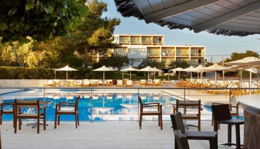 Ξετρυπώσαμε ξενοδοχείο στο Πόρτο Χέλι, που προσφέρει πλήρη διατροφή για 3 μέρες και 2 παιδιά δωρεάν με κάτω από 60€