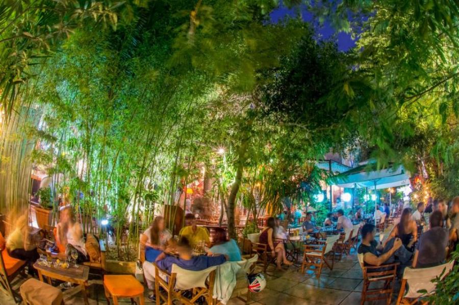 Έξι καλοκαιρινά μαγαζιά για να απολαύσεις οικονομικά κοκτέιλ και γευστικό φαγητό με κάτω από 20 ευρώ