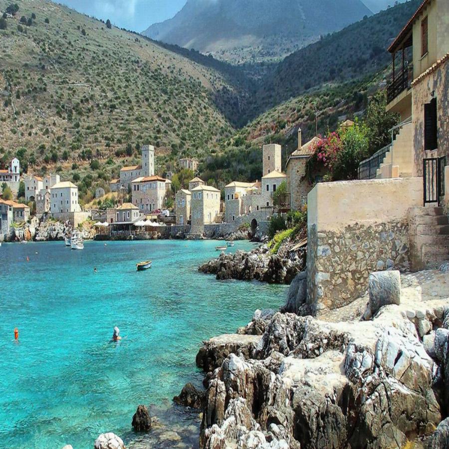 Δεν χρειάζεται πλοίο, έχεις κρυφές παραλίες με μαγικά νερά και μπορείς να μείνεις μόνο με 38€ τη μέρα