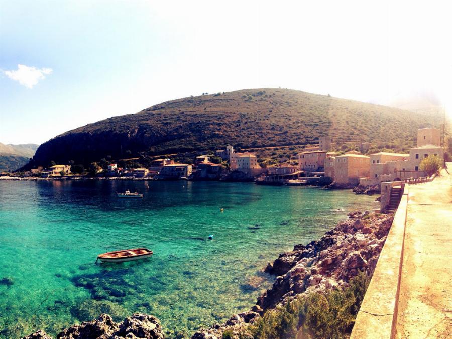 Δεν χρειάζεται πλοίο, έχεις κρυφές παραλίες με μαγικά νερά και μπορείς να μείνεις μόνο με 38€ τη μέρα