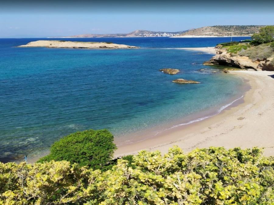 Είσαι εκεί σε 80 λεπτά, κολυμπάς χωρίς να πληρώσεις σε κρυστάλλινα νερά και τρως φρέσκο ψάρι με λίγοτερα από 20€ για μια μέρα