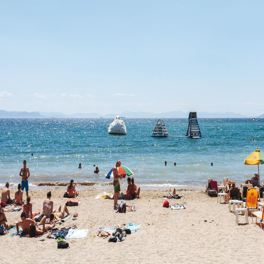 Είσαι εκεί σε 80 λεπτά, κολυμπάς χωρίς να πληρώσεις σε κρυστάλλινα νερά και τρως φρέσκο ψάρι με λίγοτερα από 20€ για μια μέρα