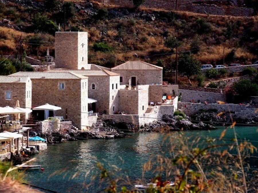 Δεν χρειάζεται πλοίο, έχεις κρυφές παραλίες με μαγικά νερά και μπορείς να μείνεις μόνο με 38€ τη μέρα