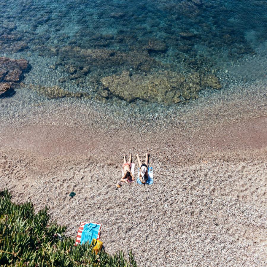 Είσαι εκεί σε 80 λεπτά, κολυμπάς χωρίς να πληρώσεις σε κρυστάλλινα νερά και τρως φρέσκο ψάρι με λίγοτερα από 20€ για μια μέρα