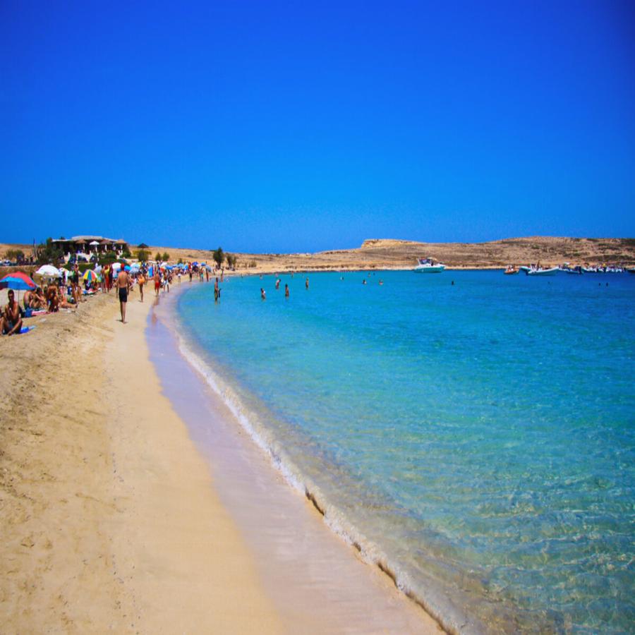 Το Ελληνικό Μπαλί: Έχει λευκή άμμο, κρυφές σπηλιές, νερά πισίνας και την λατρεύουν οι διάσημοι