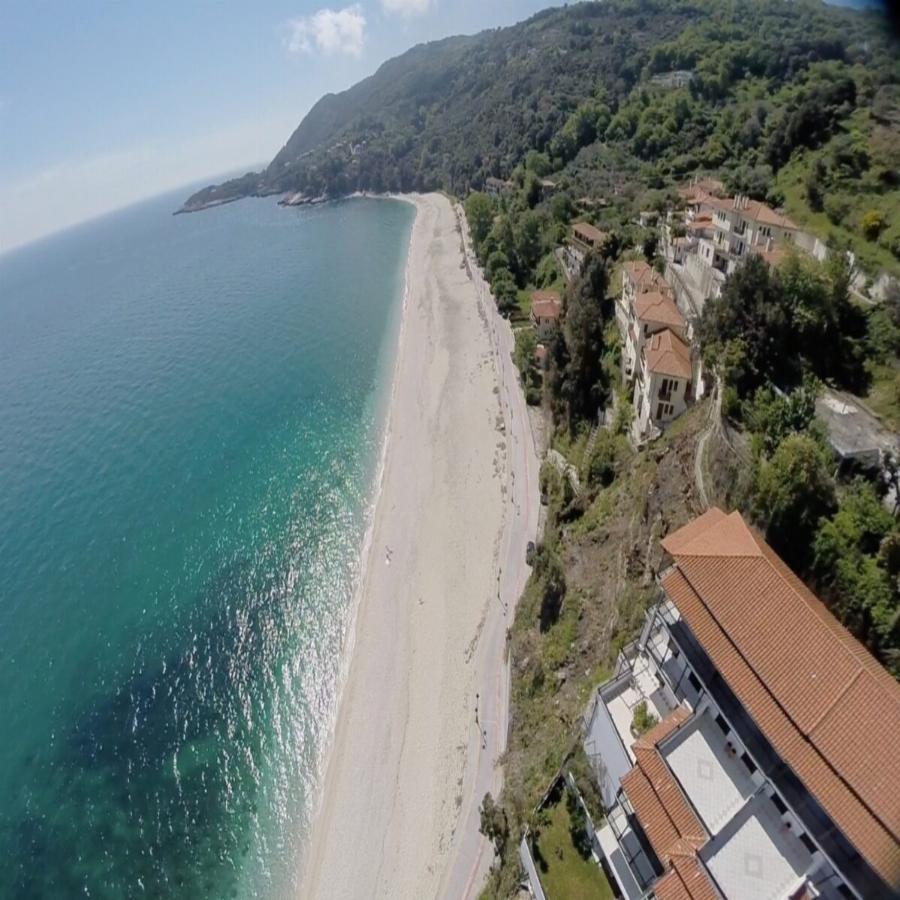 Στην πιο χρυσαφένια παραλία της Ελλάδας πας με αυτοκίνητο, κάνεις μέχρι και κάμπινγκ και περνάς τη μέρα με 20€