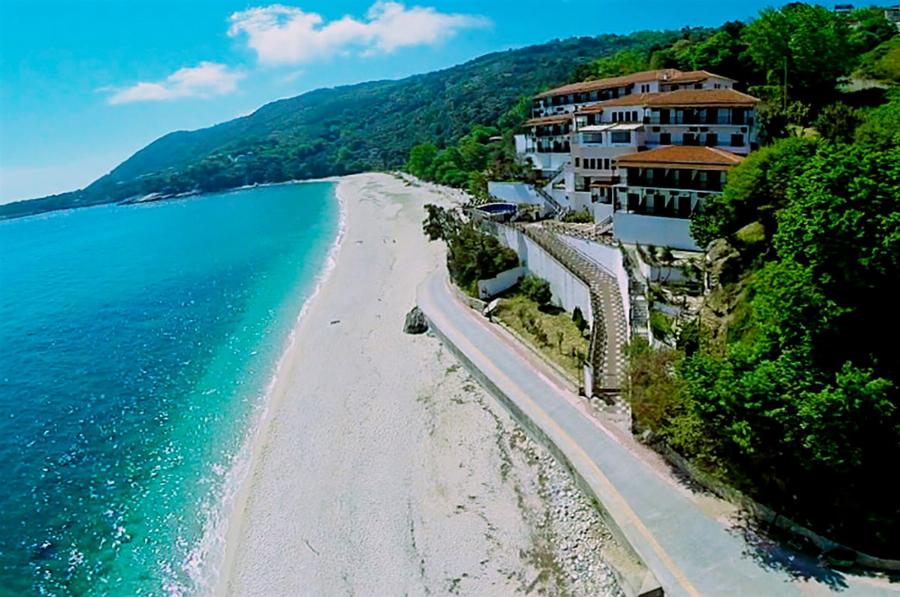 Στην πιο χρυσαφένια παραλία της Ελλάδας πας με αυτοκίνητο, κάνεις μέχρι και κάμπινγκ και περνάς τη μέρα με 20€