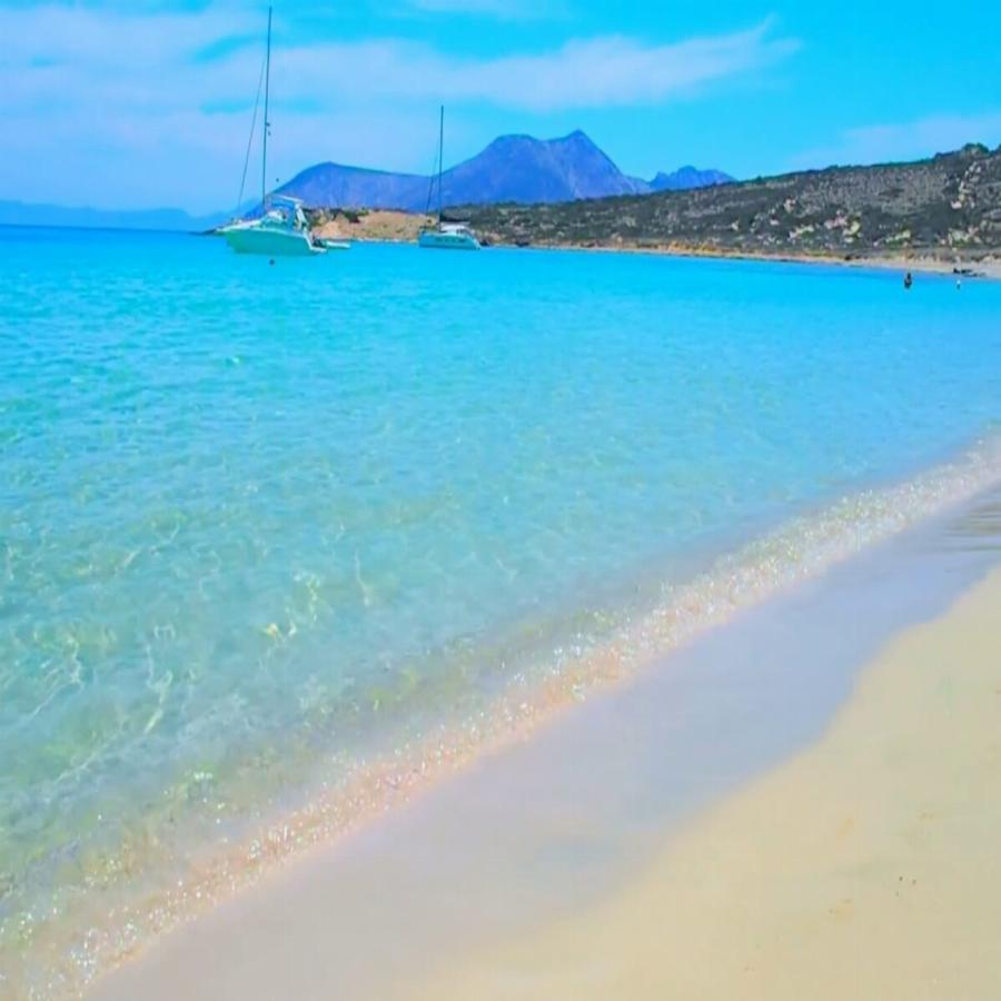 Το Ελληνικό Μπαλί: Έχει λευκή άμμο, κρυφές σπηλιές, νερά πισίνας και την λατρεύουν οι διάσημοι