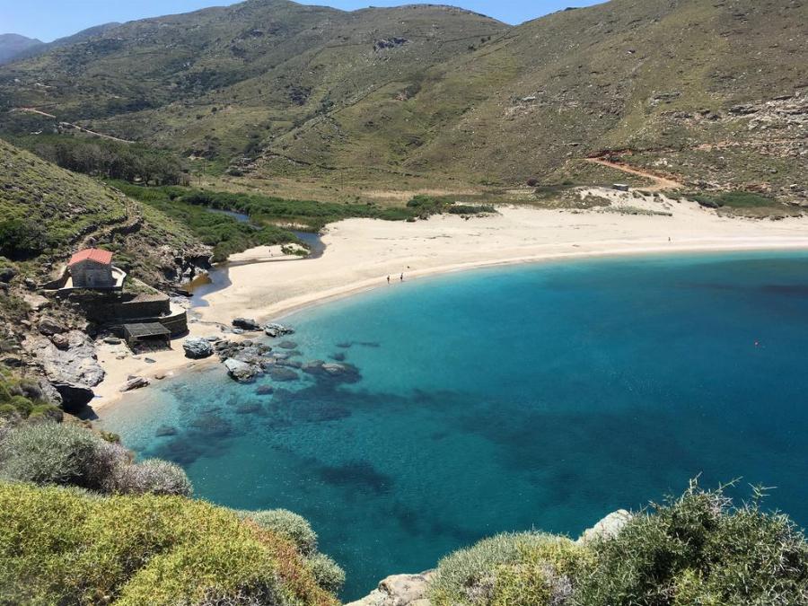 Φτάνεις σε 2 ώρες από τη Ραφήνα, τα εισιτήρια είναι πάμφθηνα, οι παραλίες είναι γυαλί και περνάς σαν βασιλιάς με ελάχιστα χρήματα