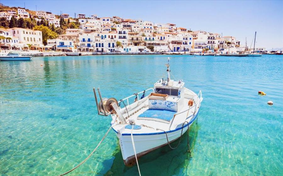 Φτάνεις σε 2 ώρες από τη Ραφήνα, τα εισιτήρια είναι πάμφθηνα, οι παραλίες είναι γυαλί και περνάς σαν βασιλιάς με ελάχιστα χρήματα