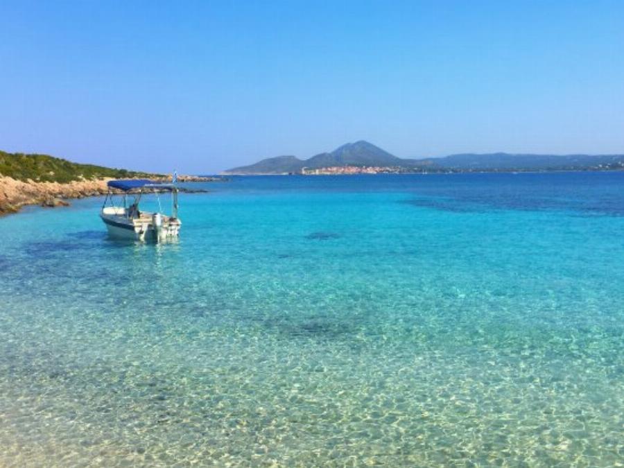 Ποια Καραϊβική και Αμαζόνιος; Γνωρίστε το Ελληνικό νησί που έχει μόνο 1 παραλία και το ψάχνουν όλοι!