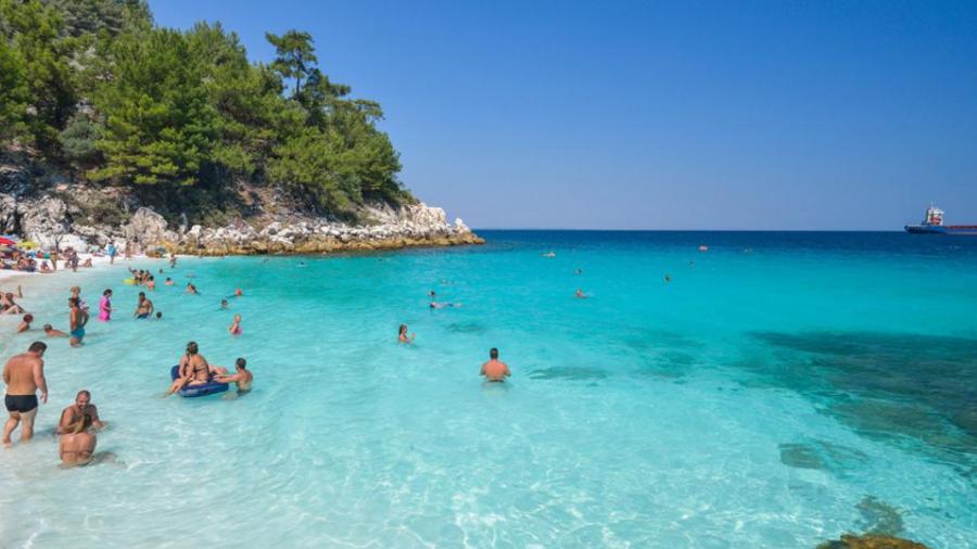 Σαλιάρα: Ώρα για βουτιά στην παραλία διαμάντι της Θάσου