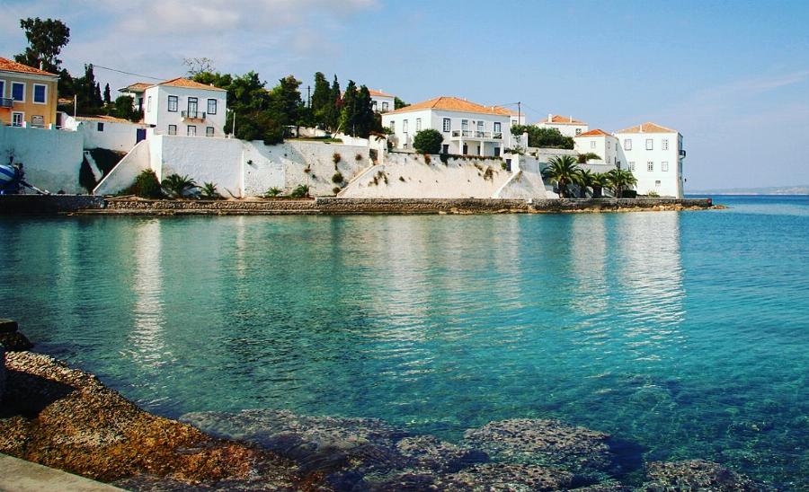 Σπέτσες: Φτάνεις σε 2 ώρες από τον Πειραιά, φέτος έριξε τις τιμές στο πάτωμα και περνάς βασιλικά με 70 ευρώ