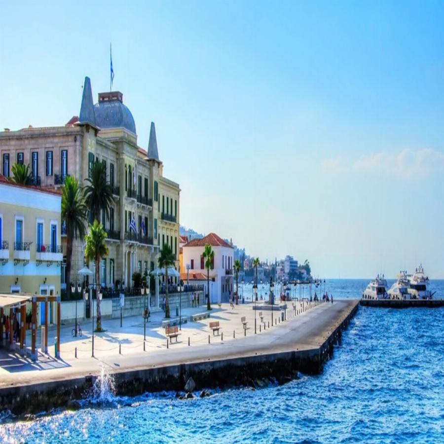 Σπέτσες: Φτάνεις σε 2 ώρες από τον Πειραιά, φέτος έριξε τις τιμές στο πάτωμα και περνάς βασιλικά με 70 ευρώ