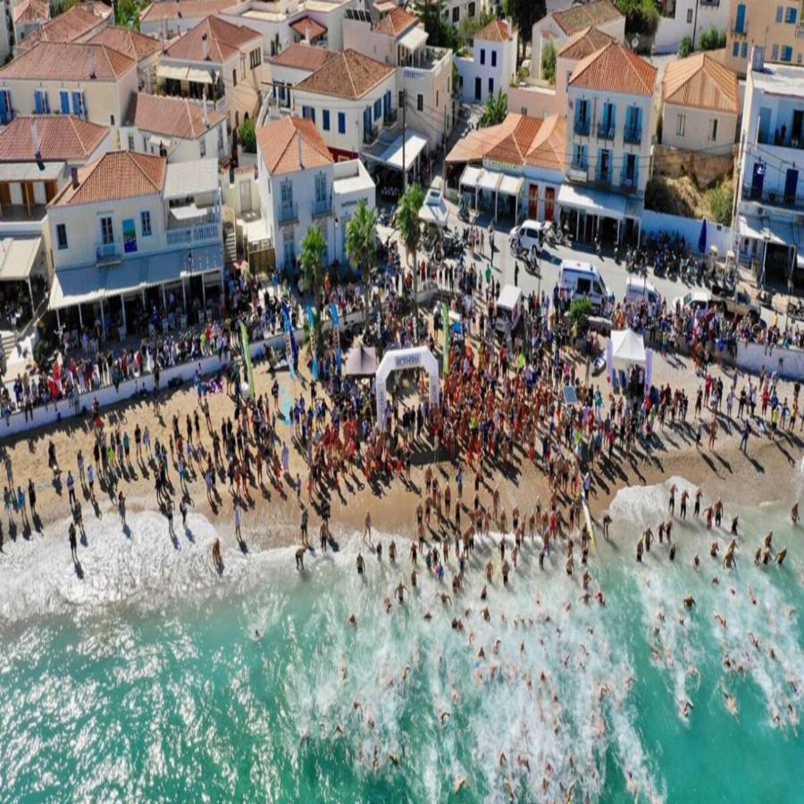 Σπέτσες: Φτάνεις σε 2 ώρες από τον Πειραιά, φέτος έριξε τις τιμές στο πάτωμα και περνάς βασιλικά με 70 ευρώ