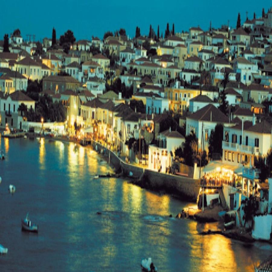 Σπέτσες: Φτάνεις σε 2 ώρες από τον Πειραιά, φέτος έριξε τις τιμές στο πάτωμα και περνάς βασιλικά με 70 ευρώ