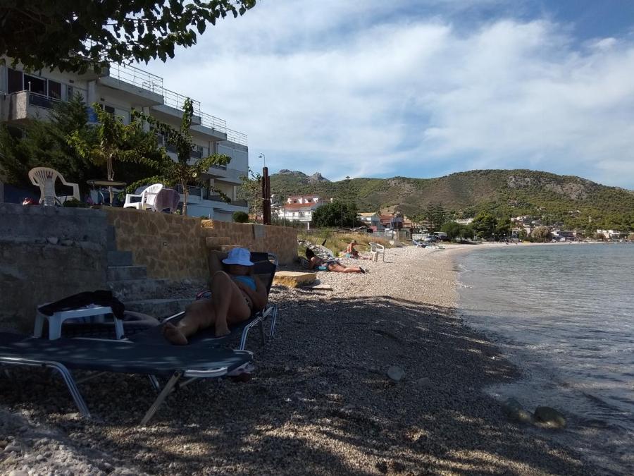 Απέχει 65 λεπτά από την Αθήνα, έχει εκπληκτική παραλία με γαλανά νερά που τρως πάνω στο κύμα με 10 ευρώ