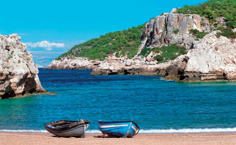 Απέχει 65 λεπτά από την Αθήνα, έχει εκπληκτική παραλία με γαλανά νερά που τρως πάνω στο κύμα με 10 ευρώ