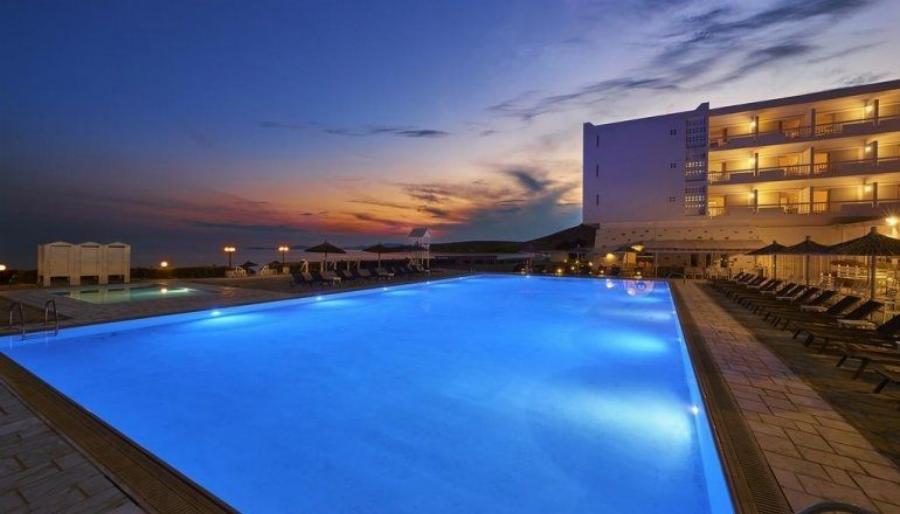 Σας προτείνουμε αυτό το 4στερο ξενοδοχείο στην Τήνο που μπορείς να μείνεις με λιγότερα από 50€ τη μέρα