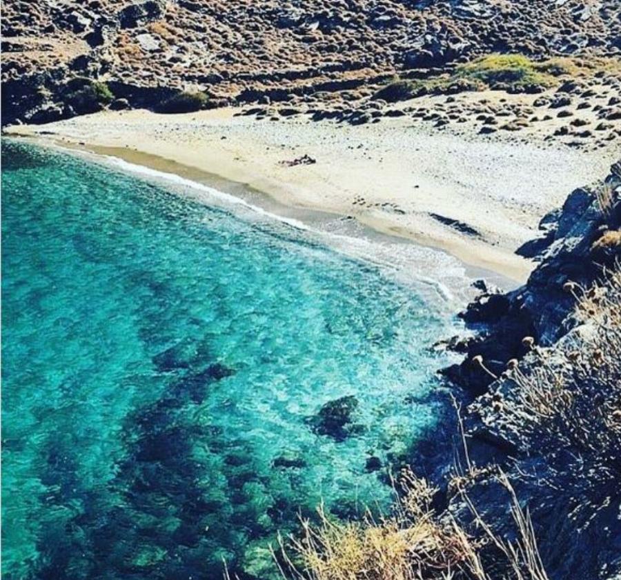 Ακόμα στη Μύκονο είσαι; Το Ελληνικό, ασφαλές νησί που βουλιάζει φέτος με ηλικίες από 25 – 40 ετών