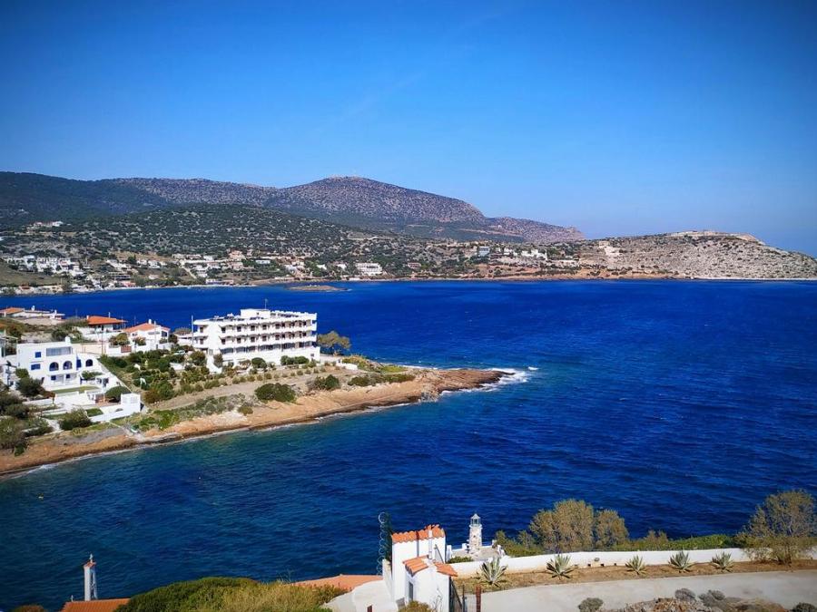 Φτάνεις σε 58 λεπτά από την Αθήνα, πληρώνεις 2,8€ διόδια και αντικρίζεις μια όαση που θυμίζει νησάκι