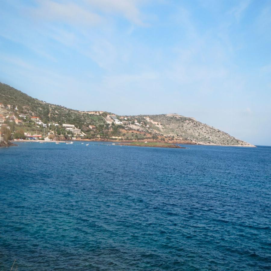 Φτάνεις σε 58 λεπτά από την Αθήνα, πληρώνεις 2,8€ διόδια και αντικρίζεις μια όαση που θυμίζει νησάκι
