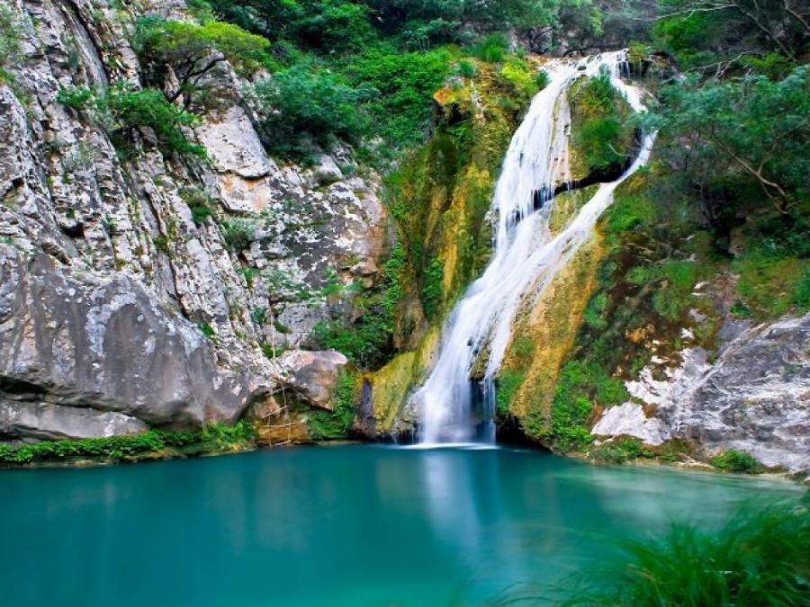 Έχει εξωτικούς καταρράκτες, γαλάζιες λίμνες, μαγικά τοπία και την αποκαλούν Ελληνική Εδέμ γιατί μοιάζει με παράδεισο