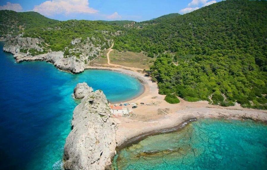 Βάζεις 20 ευρώ βενζίνη, οδηγείς 65 λεπτά και φτάνεις σε μια δωρεάν παραλία με κρυστάλλινα νέρα που περιτριγυρίζεται από πεύκα