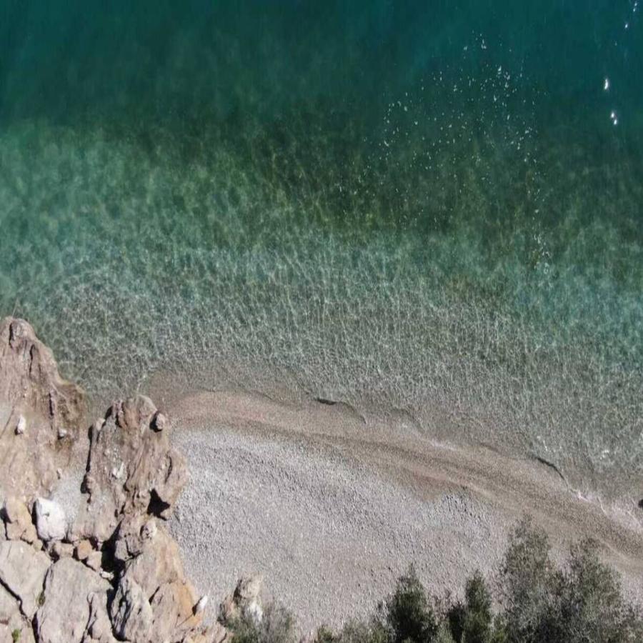 15′ από το Ναύπλιο, είναι, απομονωμένη, ονομάζεται Νεκροταφείο και εκεί θα κάνεις το καλύτερο μπάνιο της ζωής σου