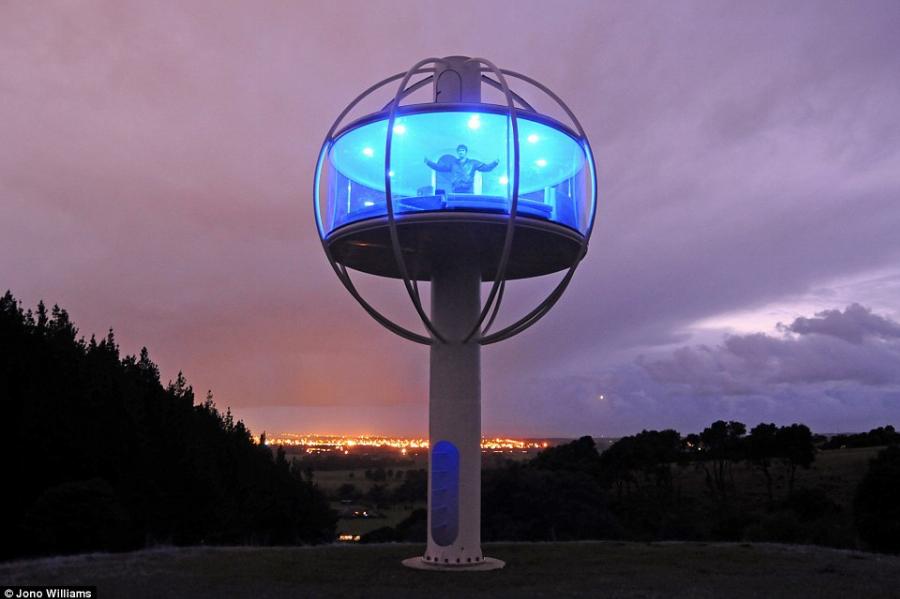 Skysphere: Θυμίζει διαστημόπλοιο, κόστισε 50.000 ευρώ και διαθέτει διπλό κρεβάτι, LED φωτισμό και θέα 360 μοιρών