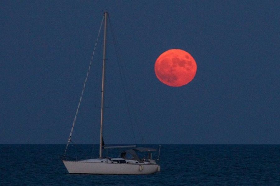 Πανσέληνος Αυγούστου: Απολάυστε παραμυθένιες εικόνες από το χθεσινό μοναδικό φεγγάρι